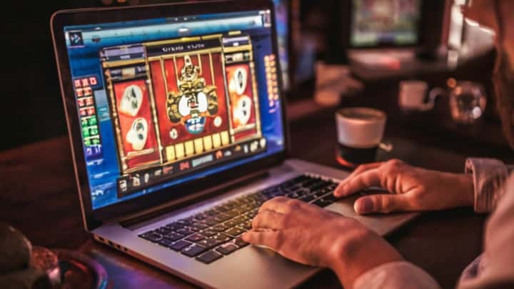 une personne joue dans un casino en ligne