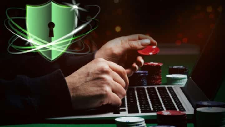 panneau de scurit vert et personne jouant dans un casino en ligne